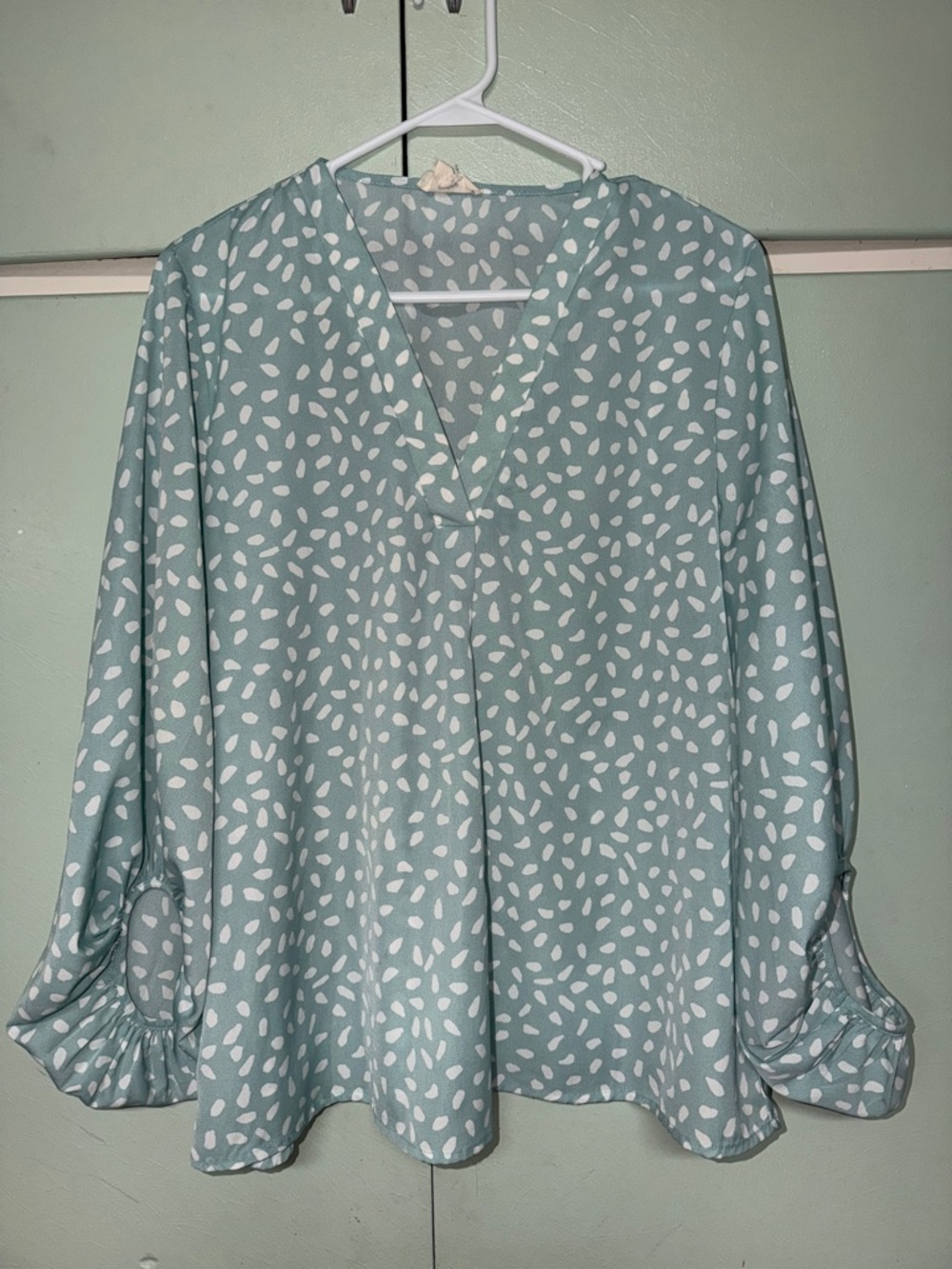 ENTRO MINT GREEN SPOTTED LEOPARD TOP BUBBLE SLEEVES LIGHT & FLOWY V-NECK SIZE M